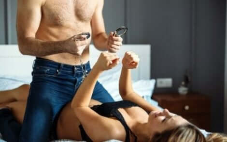 Stel in bed met handboeien om het libido te verhogen