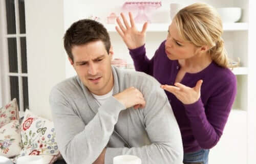 Vrouw schreeuwt tegen man