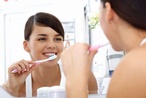 Vrouw poetst haar tanden