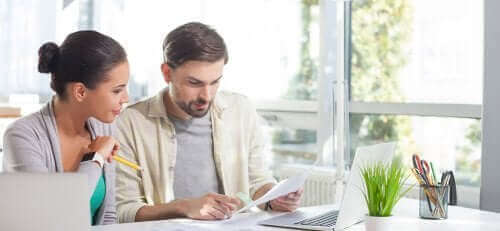 Een stel thuis aan het werk