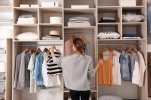 Voorkomen dat kleding zich ophoopt in je kast: tips