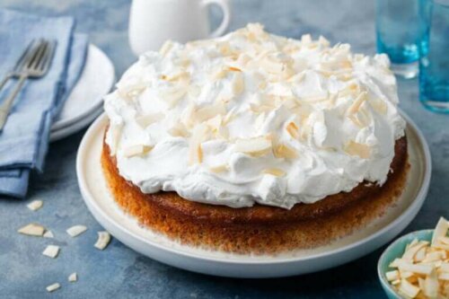 Tres leches cake met topping