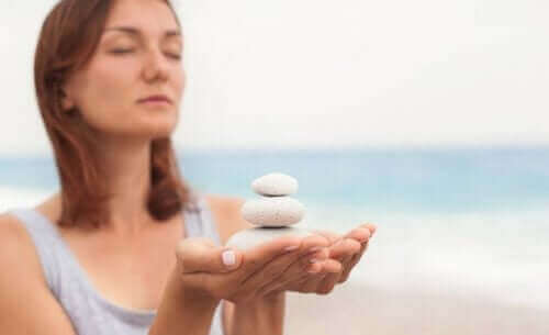 Vrouw met witte stenen