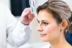 Wat ziet een persoon die kleurenblind is?