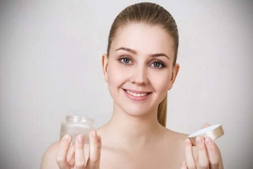 Vrouw met zuivere huid