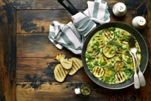Een sappige vegan omelet met courgette
