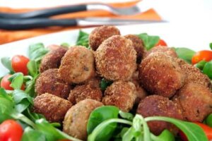 Gehaktballetjes van heek en garnalen in groene saus