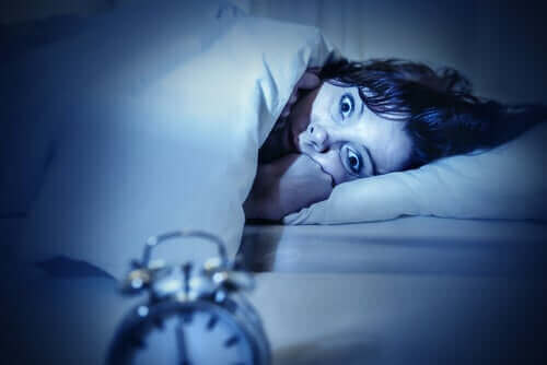 Vrouw kan niet bewegen als ze wakker wordt