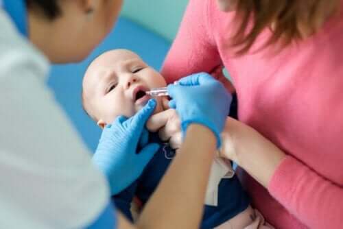 Een baby die een oraal poliovaccin krijgt