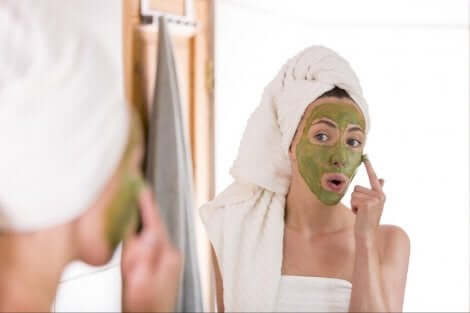 Een vrouw met een gezichtsmasker