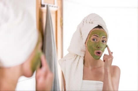Een vrouw met een gezichtsmasker