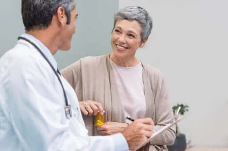 Een vrouw praat met haar dokter
