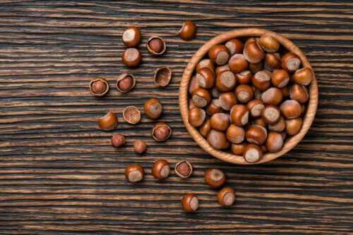 Enkele hazelnoten in een kom