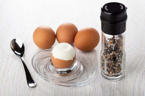 Hardgekookte eieren met pepermolen