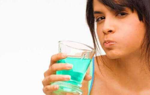 Vrouw spoelt haar mond