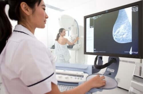 Technicus bekijkt mammogram