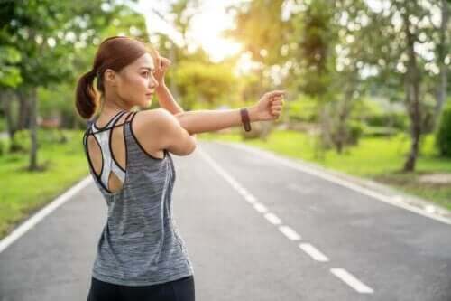 Vrouw aan het strekken na het sporten