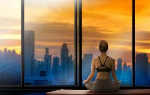 Yoga beoefenen bij de skyline van een stad