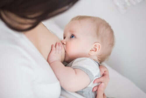 Baby krijgt borstvoeding