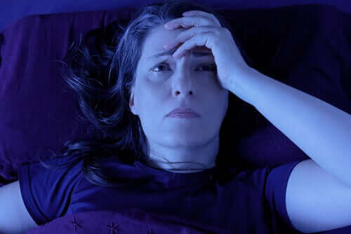 Vrouw ligt wakker in bed