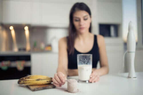 Vrouw met een banaan en een shake