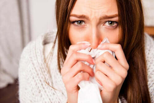 Vrouw met griep in de winter