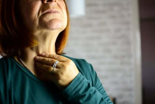 Vrouw met laryngitis