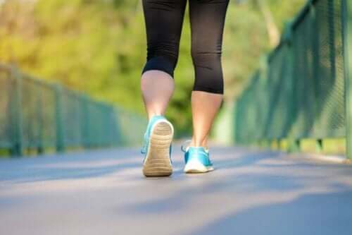 Iemand aan het wandelen