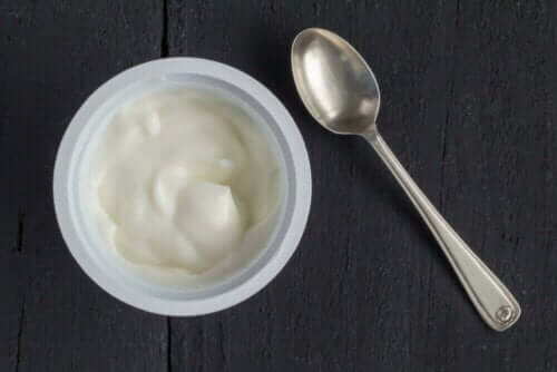 Yoghurt is een van die gezondste voedingsmiddelen voor ouderen
