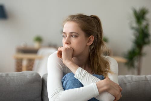 Een vrouw kijkt verdrietig
