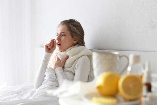 De hoest die wordt geassocieerd met verkoudheid