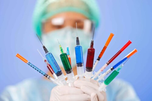 Een arts met injectienaalden