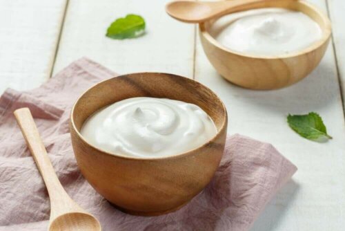 Een bakje natuurlijke yoghurt