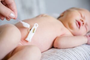 Hoe zorg je voor de navel van een pasgeboren baby?