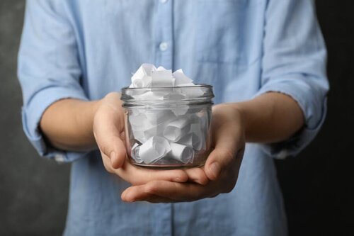 Een pot gevuld met witte briefjes