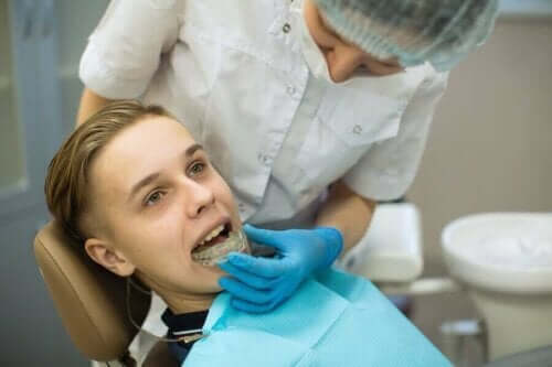 Vrouw bij orthodontist voor een diagnose