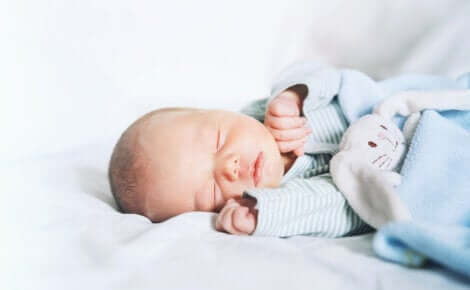 Een baby slaapt