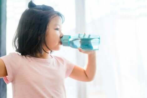 Een meisje drinkt water