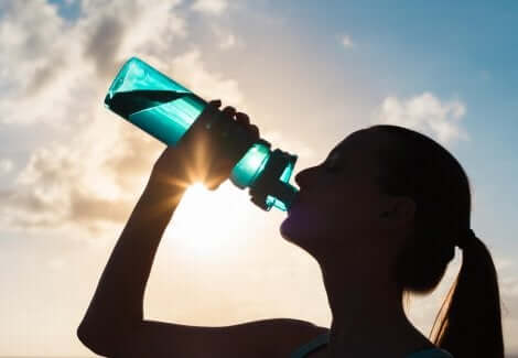 Een vrouw die gehydrateerd blijft