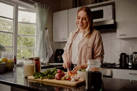 Een vrouw die het diner voorbereidt