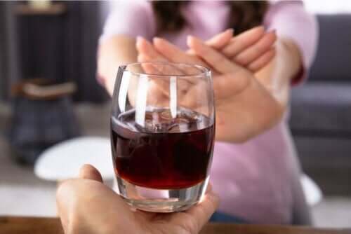 Een vrouw die nee zegt tegen alcohol
