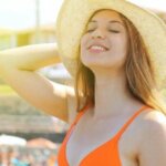 Vrouw met hoed in de zon