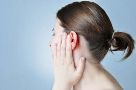 Een vrouw met oorpijn