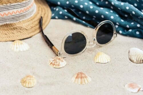 Een zonnebril op het strand