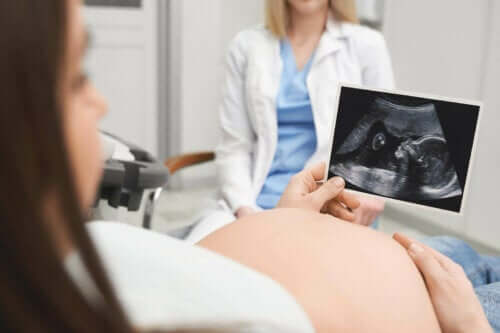 Een zwangere vrouw bij de dokter