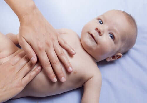 Handen op de buik van een baby