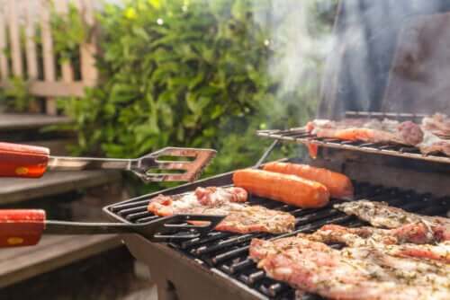 Het carnivore dieet met vlees op de barbecue