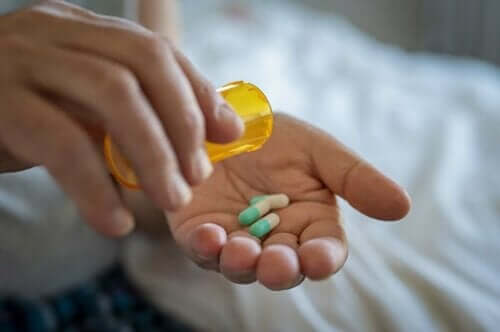Iemand neemt antibiotica in