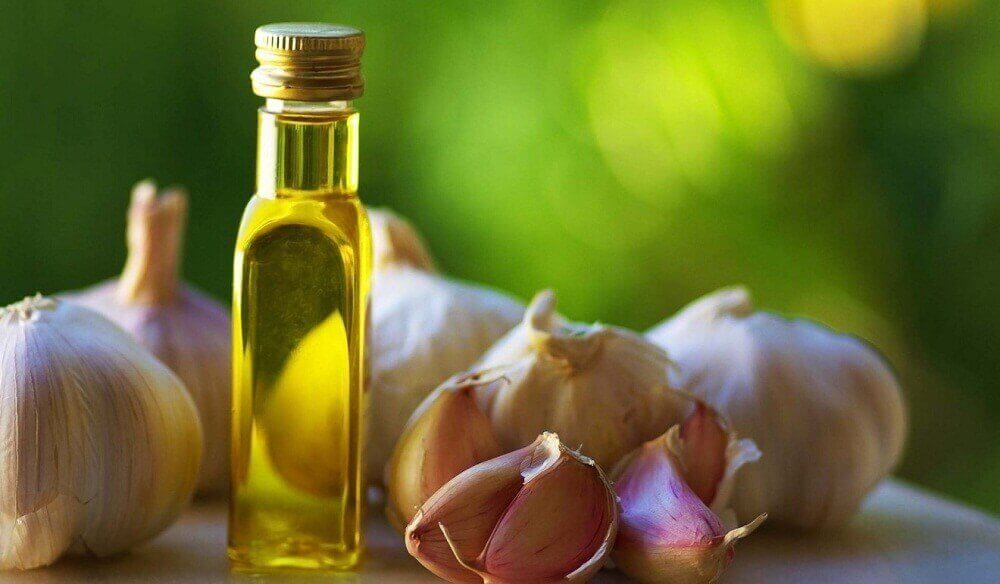 Flesje en verse knoflook