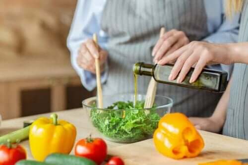 Mensen maken een salade